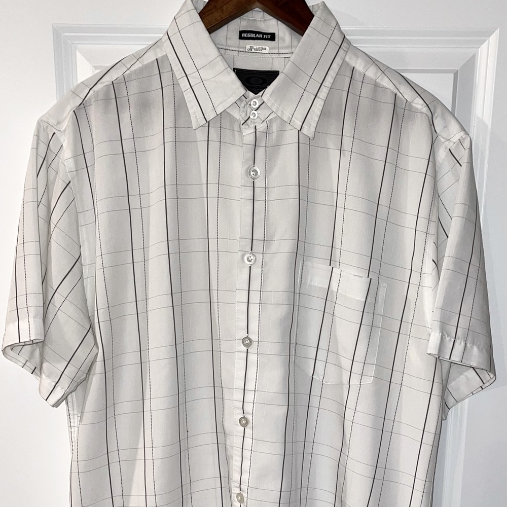 Men’s Oakley Button down short sleeve dress shirt Large